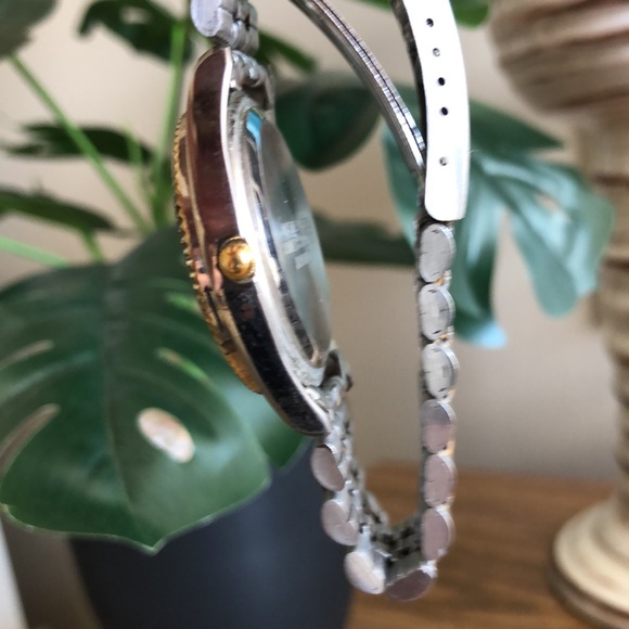 REDUCED! Vintage Gold/Silver Quartz Watch - Picture 9 of 10